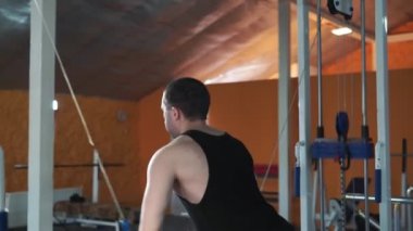 Spor salonunda vücut geliştiren bir adam, bir barla çalışıyor, trisepsleri geliştiriyor, büyük göğüs kası ve ön deltoid kası var. Aşk sporlarından anlayan, spor salonuna giden, sağlıklı beslenen...