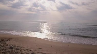 Gündoğumu gökyüzü arkaplanının hava görüntüsü. Denizin üzerinde sabah gökyüzü bulutları olan havadan dramatik altın bir gün doğumu. Güneşin doğuşunda çarpıcı gökyüzü bulutları. Hava görüntüsü. 4k.