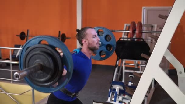 Hombre Gimnasio Levanta Barra Entrenamiento Muscular Con Pesas Levantamiento Pesas — Vídeos de Stock