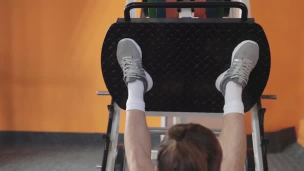 Guy Bodybuilder Sportschool Werken Met Een Bar Worden Aangescherpt Verbetering — Stockvideo
