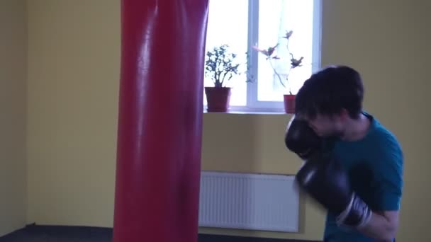 Close Starke Freche Junge Männliche Boxer Boxen Mit Einem Boxsack — Stockvideo