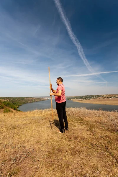 Man Engagerad Kurativ Gymnastik Med Påle Naturen Hälsosam Livsstil — Stockfoto