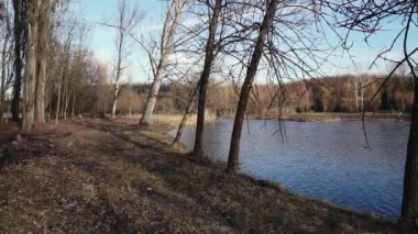 Şehir parkındaki göl manzarası. Baharın başlarında