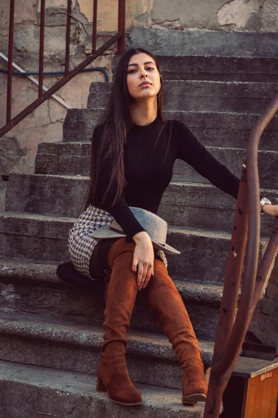 Elegante Modelo Menina Posando Sentado Nos Passos Edifício — Fotografia de Stock