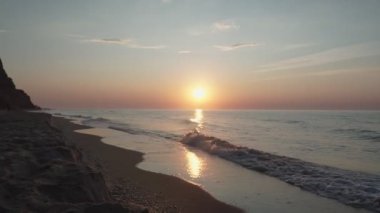 Güneşin doğuşunda deniz manzarası. Güzel deniz manzarası.