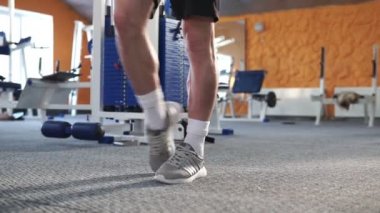 Spor salonunda egzersiz yapan genç bir erkek..