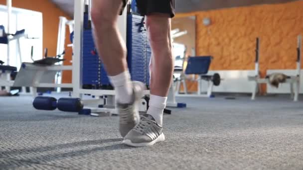 Joven Hombre Haciendo Ejercicios Gimnasio Estudio — Vídeo de stock