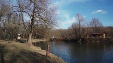 Şehir parkındaki göl manzarası. Baharın başlarında