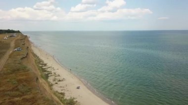 Deniz kıyısı ve sahilin havadan görünüşü. Muhteşem deniz manzarası