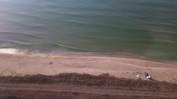 空中看海滩 看海浪在金黄的沙滩上飞溅 — 图库视频影像