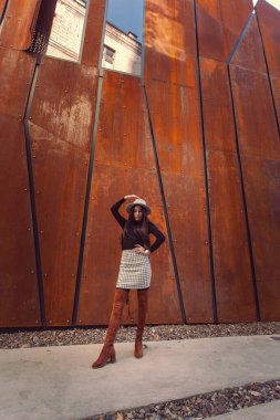 Modern binanın arka planında poz veren güzel bir kız modeli.