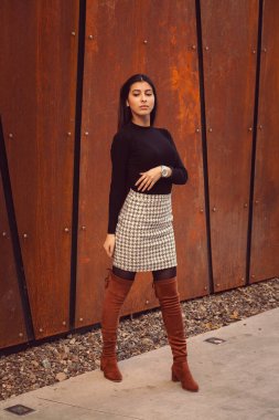 Modern binanın arka planında poz veren güzel bir kız modeli.