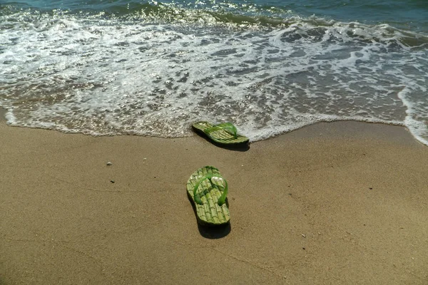 Paar Twee Strandslippers Voor Mannen Het Strand Aan Zee Oceaan — Stockfoto