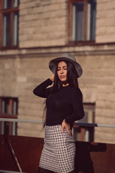 Ragazza Elegante Cappello Con Capelli Lunghi Posa Sullo Sfondo Dell — Foto Stock