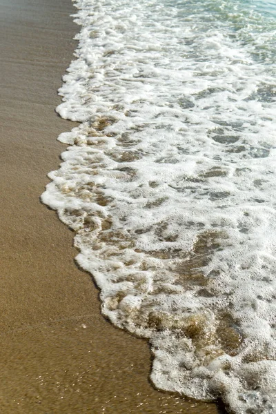 沙滩上的海浪软绵绵的 免版税图库照片