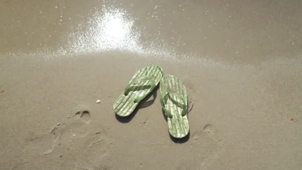 Herenpantoffels Het Strand Gewassen Door Water — Stockvideo