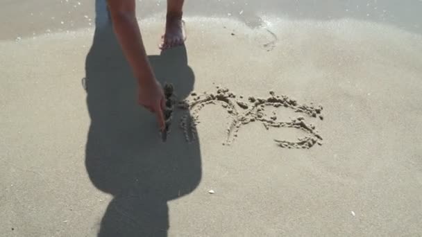 ビーチで砂の上に夏のテキストを書く女性の手の閉鎖 — ストック動画