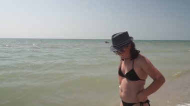 Avrupa 'nın Güzel Güzel Esmer Kadın Portresi ya da Sahilde Kameraya Bakan Neşeli Kız