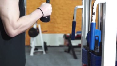 Spor salonunda vücut geliştiren bir adam, bir barla çalışıyor, trisepsleri geliştiriyor, büyük göğüs kası ve ön deltoid kası var. Aşk sporlarından anlayan, spor salonuna giden, sağlıklı beslenen...
