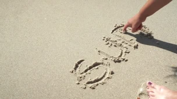 Κλείσιμο Γυναικείας Γραφής Καλοκαιρινό Κείμενο Στην Άμμο Στην Παραλία — Αρχείο Βίντεο