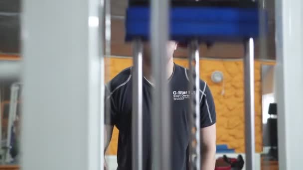 Spor Salonunda Vücut Geliştiren Bir Adam Bir Barla Çalışıyor Trisepsleri — Stok video