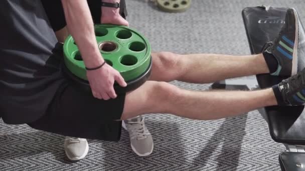 Atleet Man Tilt Gewichten Sportschool Sport Gezondheid Levensstijl — Stockvideo
