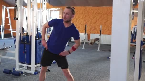 Junger Mann Macht Übungen Fitnessstudio — Stockvideo