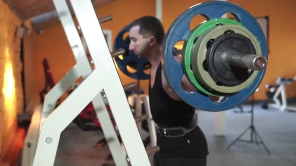 Чоловік Тренажерному Залі Піднімає Штангу Тренування Язів Вагами Пауерліфтинг — стокове відео