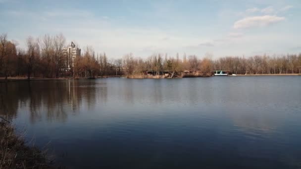 Vista Lago Parque Ciudad Primavera Temprana — Vídeo de stock