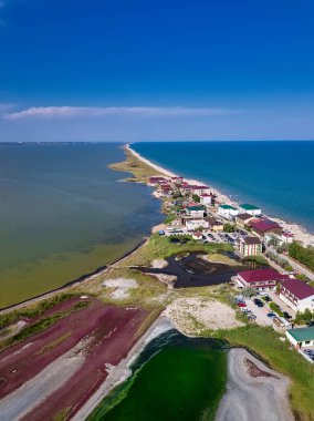 Ukrayna 'nın Odessa bölgesindeki Curortnoe deniz tükürük merkezi. Plaj ve denizin havadan görünüşü.
