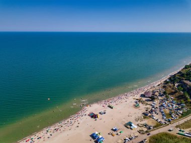 Ukrayna 'nın Odessa bölgesindeki Curortnoe deniz tükürük merkezi. Plaj ve denizin havadan görünüşü.