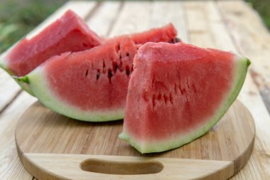 Taze olgun dilimlenmiş karpuz ahşap kırsal arka planda