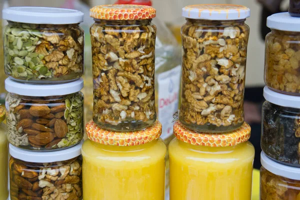 Stapel Glazen Honingkruiken Boerenmarkt Zelfgemaakte Honing — Stockfoto