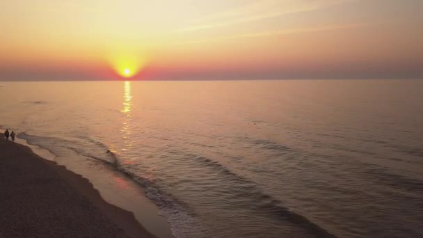 日の出の空の背景の空中ビュー 海の上に朝の空の雲と空中劇的な黄金の日の出 日の出の見事な空の雲 空中ビデオ撮影 — ストック動画