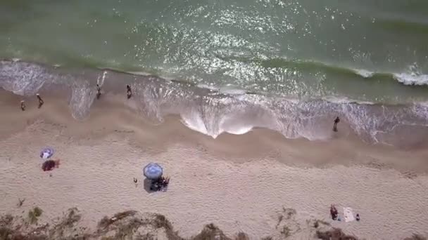 Spiaggia Mare Vista Aerea Dall Alto Riva Morbide Onde Ciottoli — Video Stock