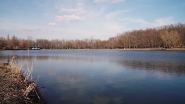 Şehir parkındaki göl manzarası. Baharın başlarında