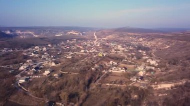 Merkezinde küçük bir kilise olan küçük köyün üzerinden uçacağız. Güneşli bahar günü.
