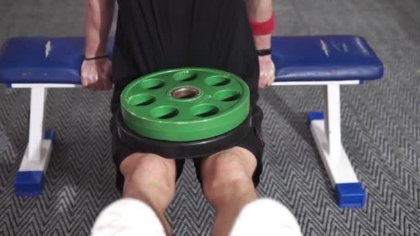 El atleta levanta pesas en el gimnasio. Deporte, salud, estilo de vida . — Vídeos de Stock