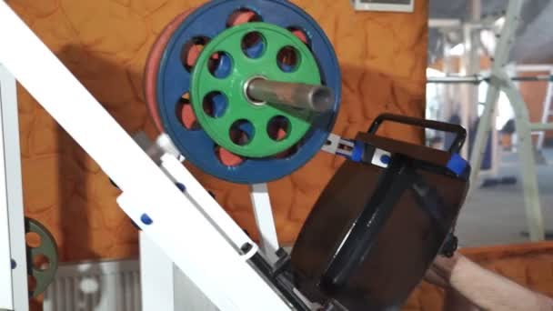 Mann im Fitnessstudio hebt die Langhantel, Muskeltraining mit Gewichten, Powerlifting. — Stockvideo