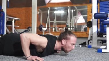 Genç erkek sporcu. Portre güçlü adam yerde şınav çeken, güçlü eller zorlayan