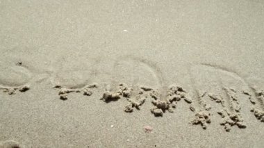 Yazın kumsalda yazılmış bir gölge.