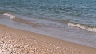 Kumsal, köpüklü okyanus, kumları yıkayan deniz dalgaları. Dalgalar kumsala vuruyor. Dalgaların sesi