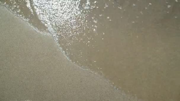 Παραλία Αφρώδης Ωκεανός Θαλάσσια Κύματα Που Πλένουν Άμμο Κύματα Στην — Αρχείο Βίντεο
