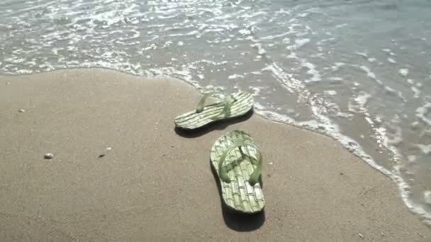 Pantoufles pour hommes sur la plage lavées à l'eau 