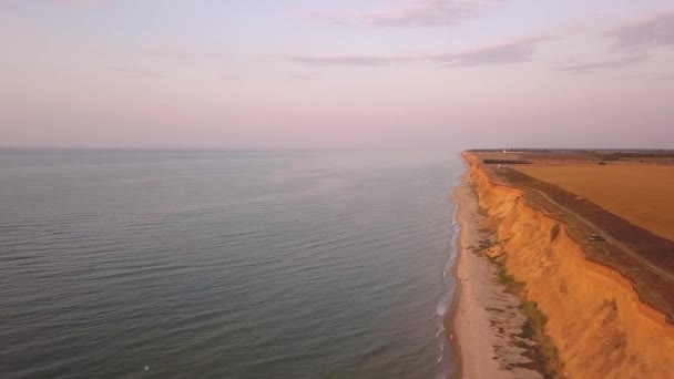 从空中俯瞰海滨和海滩. 美丽的海景 — 图库视频影像