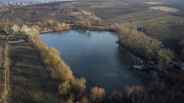 Полет над маленьким озером — стоковое видео
