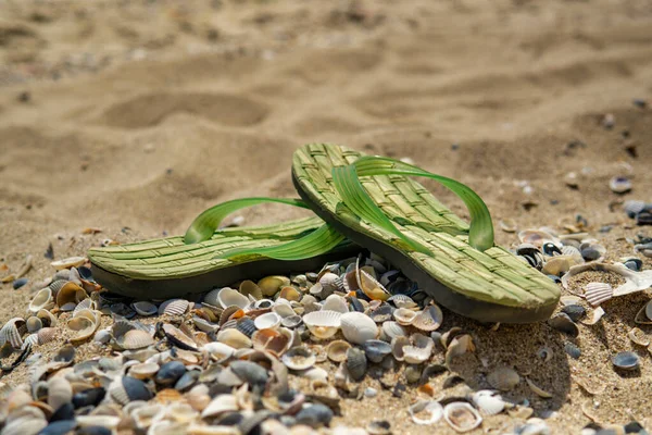 Paire Deux Pantoufles Plage Pour Hommes Sur Sable Sur Plage — Photo