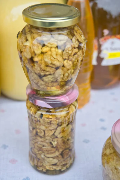 農家の市場でガラスの蜂蜜の瓶の山 自家製蜂蜜 — ストック写真