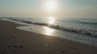 Güneşin doğuşunda deniz manzarası. Güzel deniz manzarası.