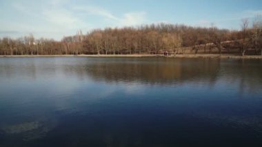 Şehir parkındaki göl manzarası. Baharın başlarında